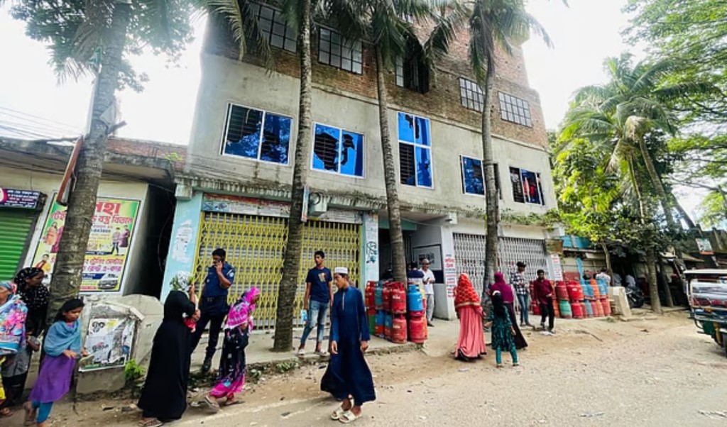 গ্রেপ্তার আতঙ্কে পুরুষশূন্য পুরো গ্রাম, ২৪ ঘণ্টায়ও মামলা হয়নি 3 গ্রেপ্তার আতঙ্কে পুরুষশূন্য পুরো গ্রাম ২৪ ঘণ্টায়ও মামলা হয়নি 1751635688 গ্রেপ্তার আতঙ্কে পুরুষশূন্য পুরো গ্রাম, ২৪ ঘণ্টায়ও মামলা হয়নি
