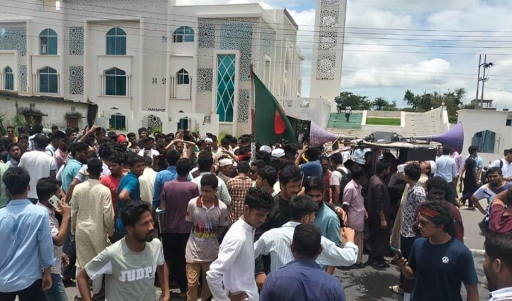 গ্রেপ্তার না করায় থানা ঘেরাও মহাসড়ক অবরোধ 1751438272 বৈষম্যবিরোধীদের ’ইচ্ছে’ অনুযায়ী গ্রেপ্তার না করায় থানা ঘেরাও, মহাসড়ক অবরোধ