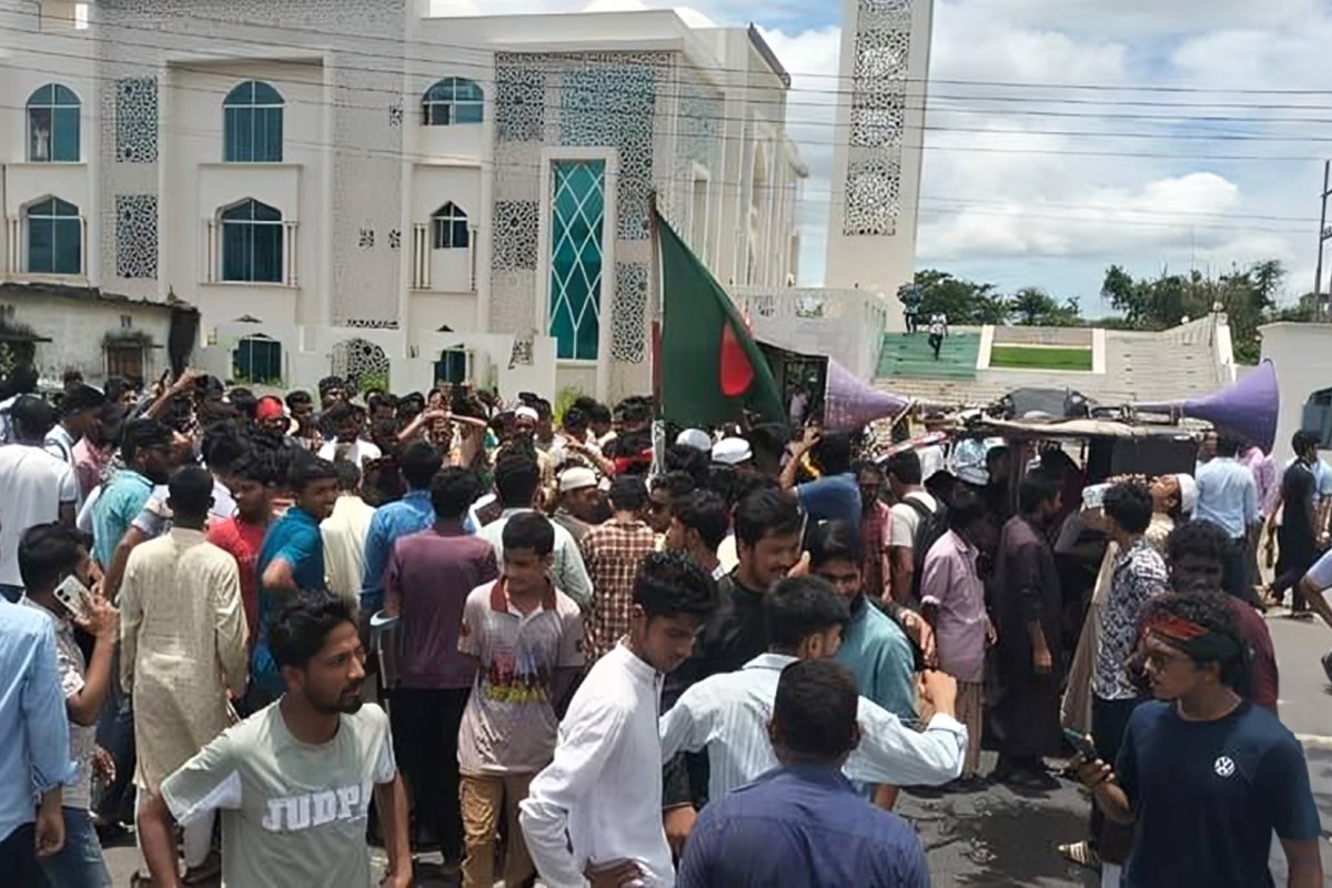বৈষম্যবিরোধীদের ’ইচ্ছে’ অনুযায়ী গ্রেপ্তার না করায় থানা ঘেরাও, মহাসড়ক অবরোধ