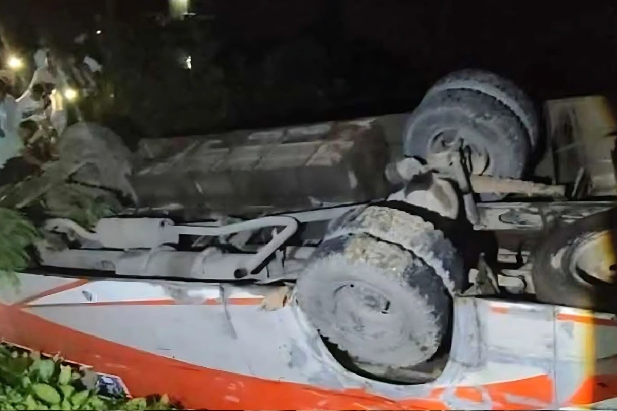 চকরিয়ায় নিয়ন্ত্রণ হারিয়ে বাস খাদে পড়ে নিহত ২, আহত ৬