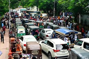 চট্টগ্রামে এনসিপি ও বৈষম্যবিরোধীদের সড়ক অবরোধ, নগরজুড়ে তীব্র যানজট