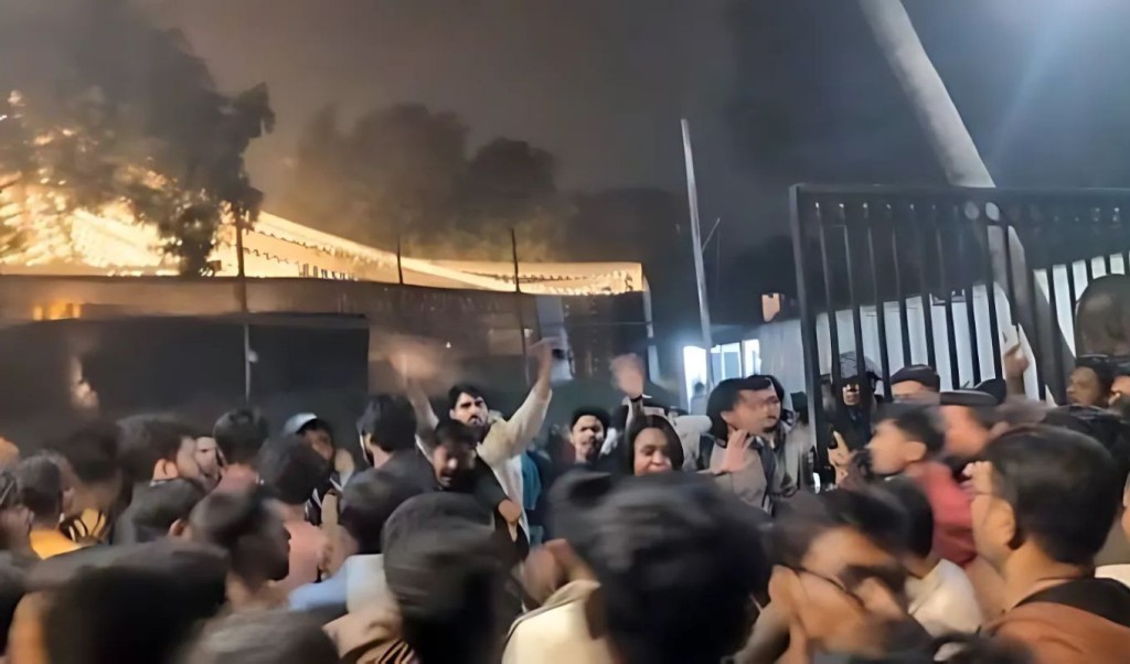 চট্টগ্রামে বিয়ে বাড়িতে বৈআ নেতার নেতৃত্বে মব সৃষ্টির অভিযোগ 1751768220 বিয়ে বাড়িতে চাঁদা না পেয়ে বৈছাআ নেতার নেতৃত্বে মব সৃষ্টির অভিযোগ