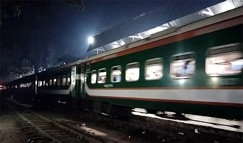 চট্টলা এক্সপ্রেস থামেনি 1752468002 নাঙ্গলকোটে স্টেশন মাস্টারের ভুলে থামেনি চট্টলা এক্সপ্রেস, দুর্ভোগে শত শত যাত্রী