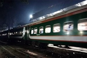 নাঙ্গলকোটে স্টেশন মাস্টারের ভুলে থামেনি চট্টলা এক্সপ্রেস, দুর্ভোগে শত শত যাত্রী