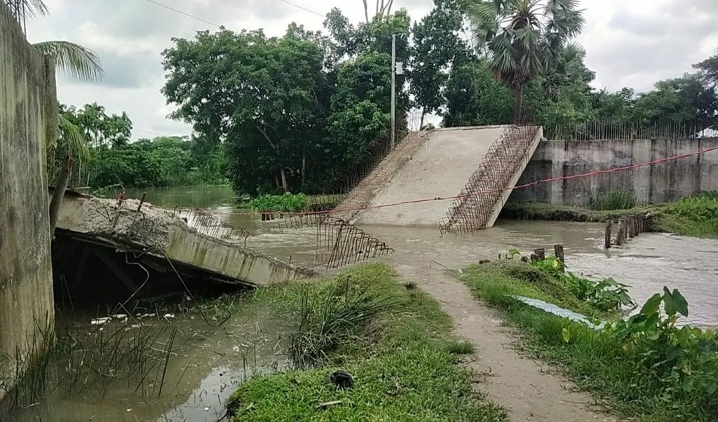 চলাচলের আগেই ভেঙে গেলো ব্রিজ 1753342719 সংস্কারের আগেই ভেঙে পড়লো ৬ কোটি টাকার সেতু