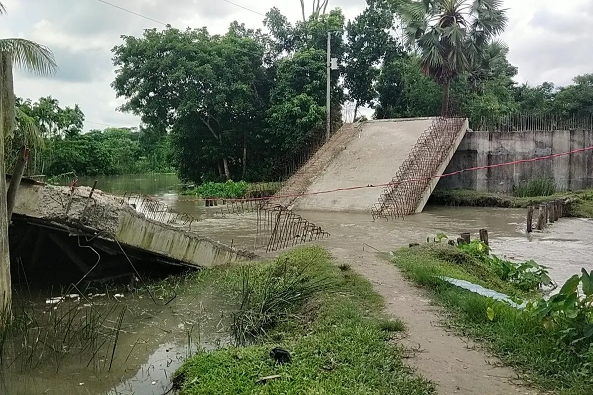 সংস্কারের আগেই ভেঙে পড়লো ৬ কোটি টাকার সেতু
