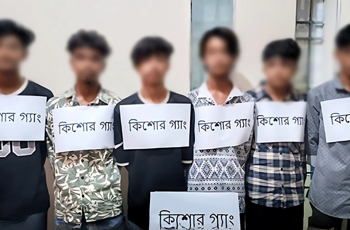 চাঁদপুরে অস্ত্রসহ কিশোর গ্যাংয়ের ৬ সদস্য গ্রেপ্তার