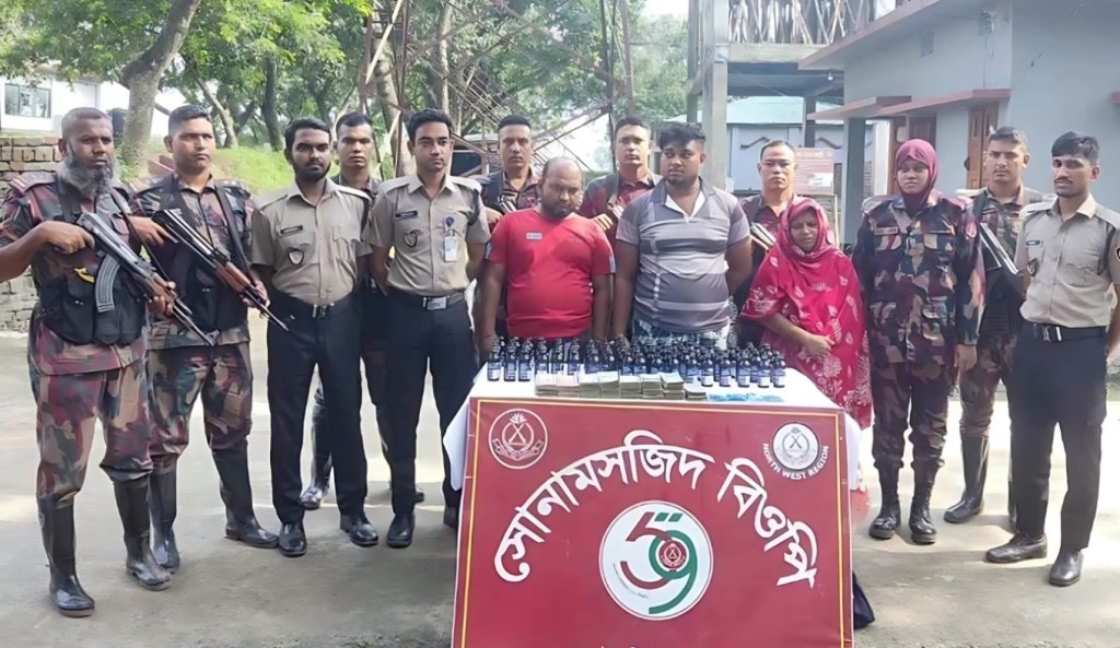 চাঁপাইনবাবগঞ্জে বিপুল পরিমাণ মাদকসহ আটক ৩ 1753087710 চাঁপাইনবাবগঞ্জে বিপুল পরিমাণ মাদকসহ আটক ৩