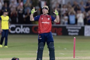 চার-ছক্কার ঝড়ে কক্সের রেকর্ড সেঞ্চুরি!