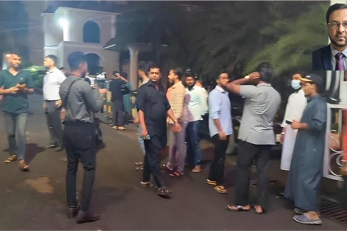 বিয়ের অনুষ্ঠান চলাকালে চিটাগাং ক্লাবের সামনে মব বিক্ষোভ