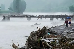 চীনের বেইজিংয়ে ভারী বৃষ্টি ও বন্যায় ৩০ জনের মৃত্যু