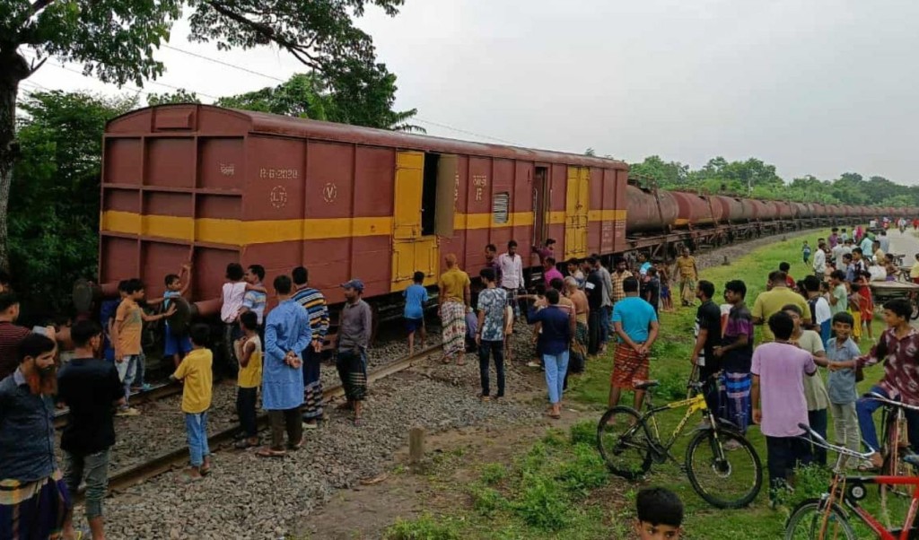 চুয়াডাঙ্গায় মালবাহী ট্রেনের বগি লাইনচ্যুত 4 চুয়াডাঙ্গায় মালবাহী ট্রেনের বগি লাইনচ্যুত 1751639702 চুয়াডাঙ্গায় মালবাহী ট্রেনের বগি লাইনচ্যুত