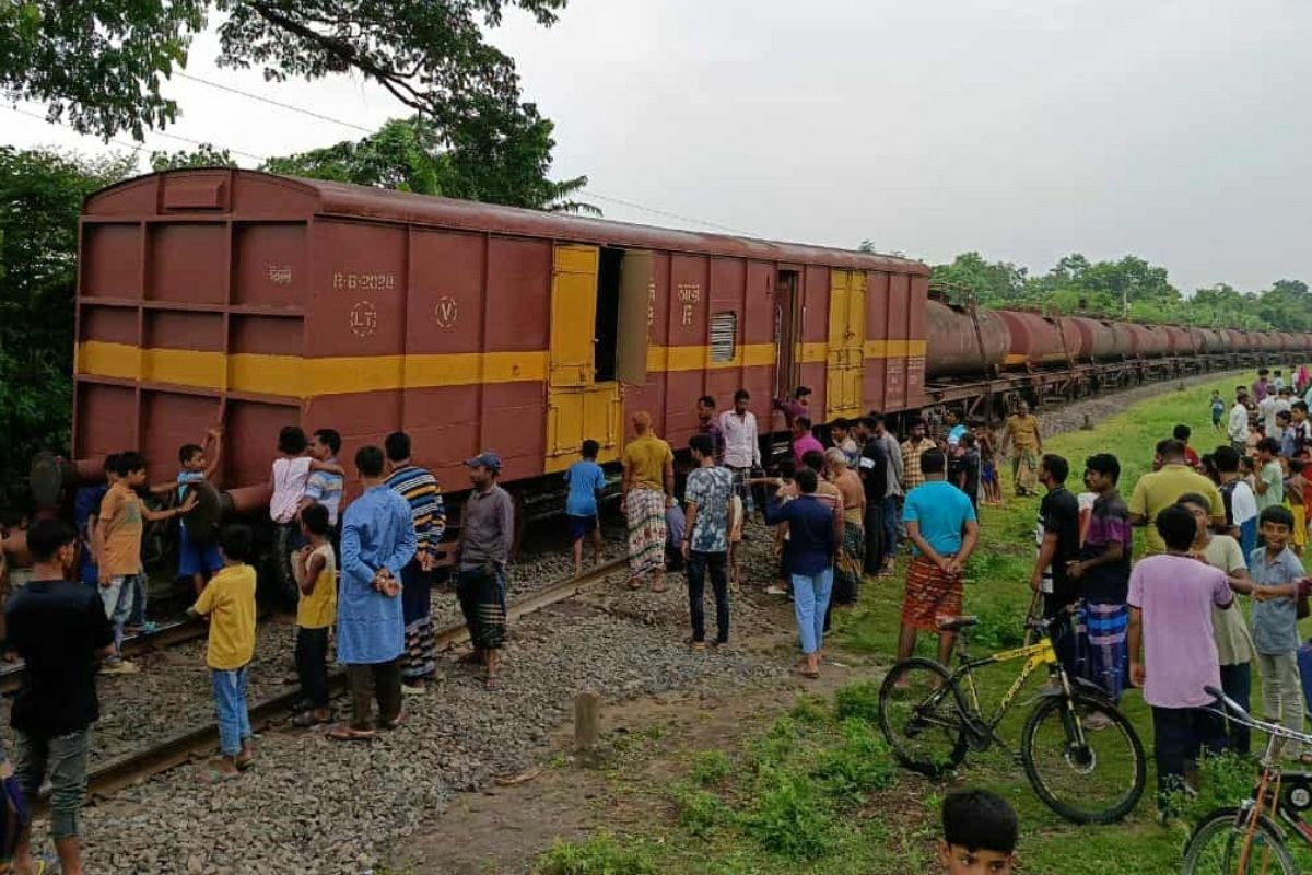 চুয়াডাঙ্গায় মালবাহী ট্রেনের বগি লাইনচ্যুত
