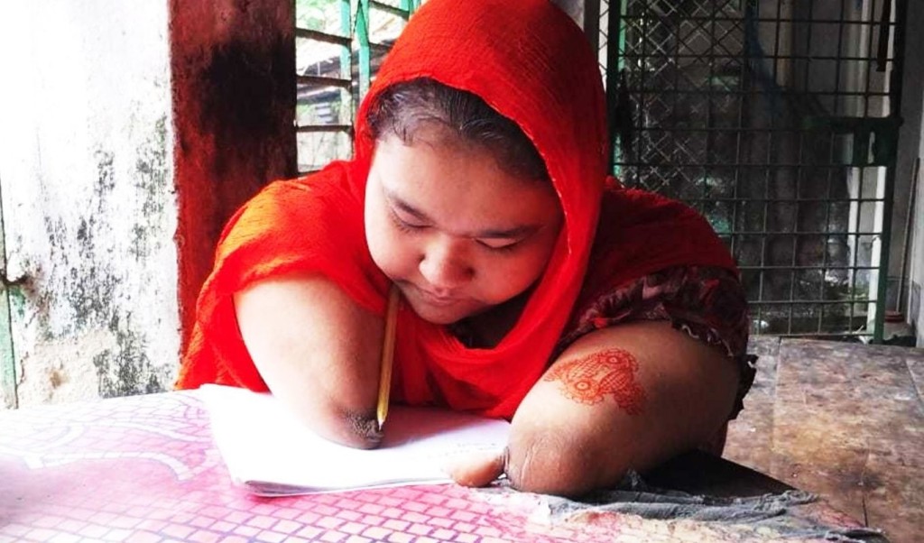 চোয়াল ও বাহুতে কলম চেপে লিখে জিপিএ ৫ পেল অদম্য লিতুন জিরা 1752155106 চোয়াল ও বাহুতে কলম চেপে লিখে জিপিএ-৫ পেল অদম্য লিতুন জিরা