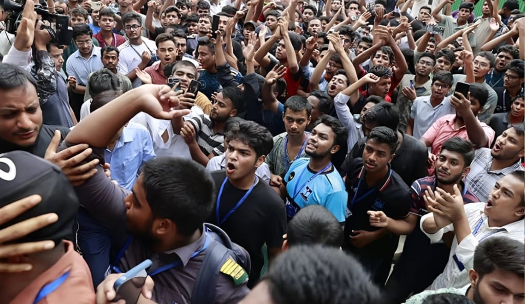 ছয় দফা দাবিতে মাইলস্টোনের শিক্ষার্থীদের বিক্ষোভ 1753167608 ছয় দফা দাবিতে মাইলস্টোনের শিক্ষার্থীদের বিক্ষোভ