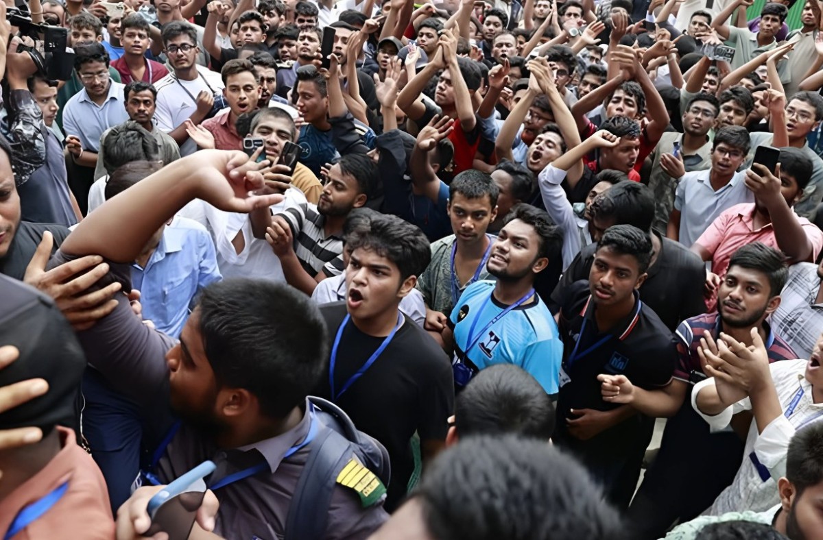 ছয় দফা দাবিতে মাইলস্টোনের শিক্ষার্থীদের বিক্ষোভ