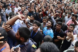 ছয় দফা দাবিতে মাইলস্টোনের শিক্ষার্থীদের বিক্ষোভ