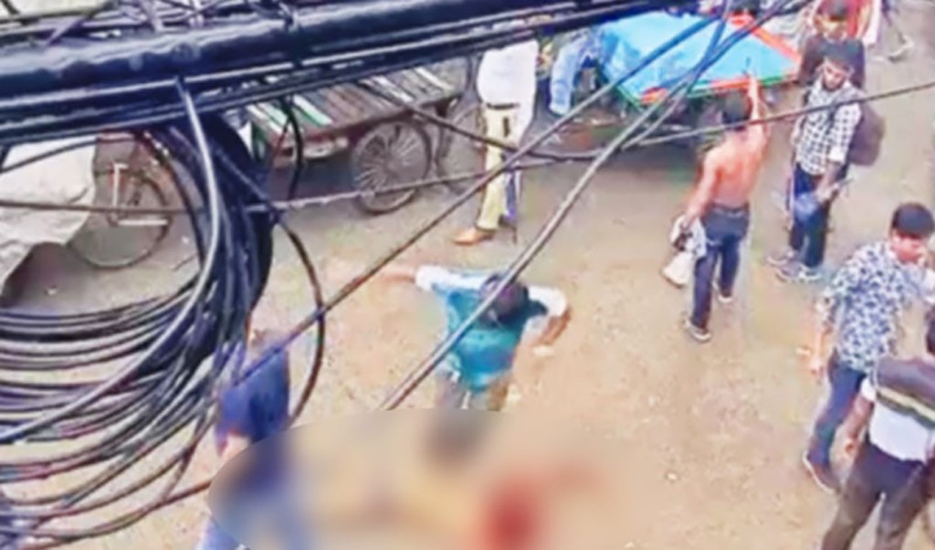 জনসমক্ষে 1752213566 নিথর দেহের ওপর প্রকাশ্যে অকল্পনীয় নৃশংসতা