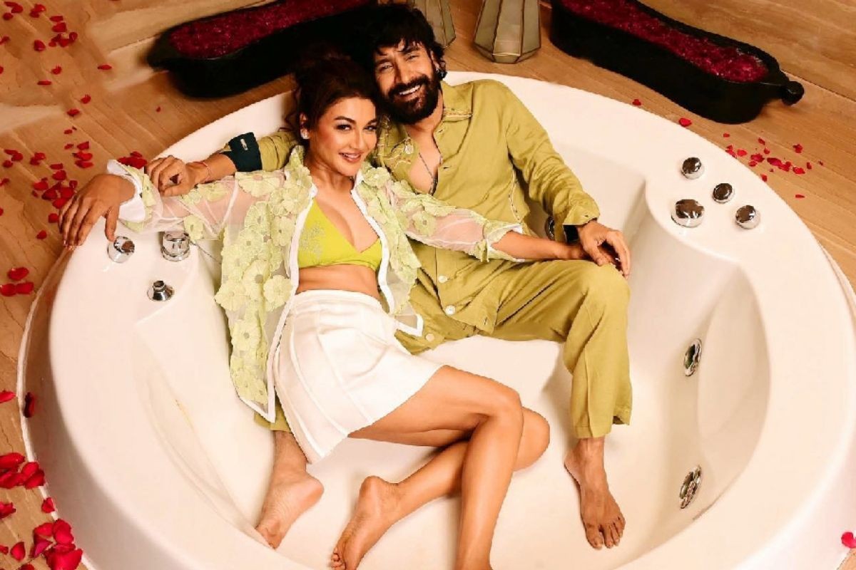 জয়া আহসানের ‘ডিয়ার মা’ আসছে, প্রমোশনে সহশিল্পীর সঙ্গে নিলেন রোমান্টিক পোজ