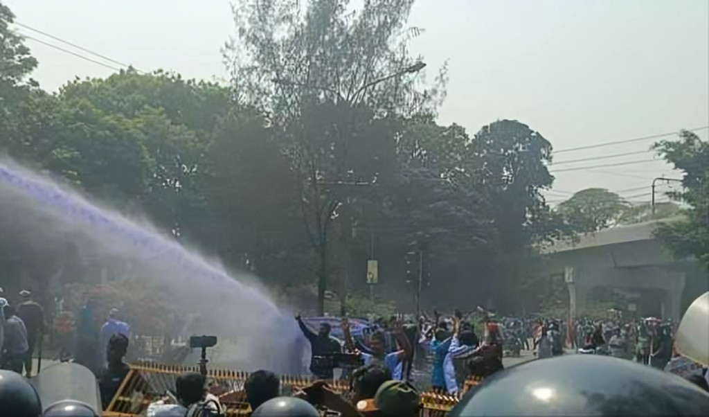 জলকামান ও সাউন্ড গ্রেনেড নিক্ষেপ 1751872456 চাকরিচ্যুত বিডিআর সদস্যদের ছত্রভঙ্গ করতে জলকামান ও সাউন্ড গ্রেনেড নিক্ষেপ