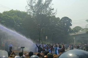 চাকরিচ্যুত বিডিআর সদস্যদের ছত্রভঙ্গ করতে জলকামান ও সাউন্ড গ্রেনেড নিক্ষেপ