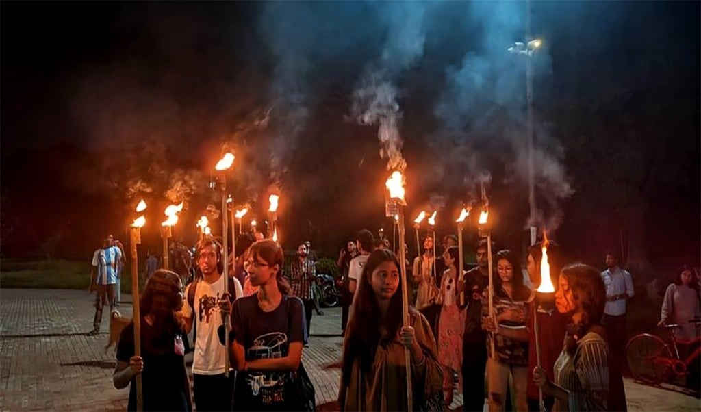 জাবিতে আন্দোলন 1753243008 মাইলস্টোন দুর্ঘটনাকে 'হত্যাকাণ্ড' আখ্যা দিয়ে জাবিতে মশাল মিছিল