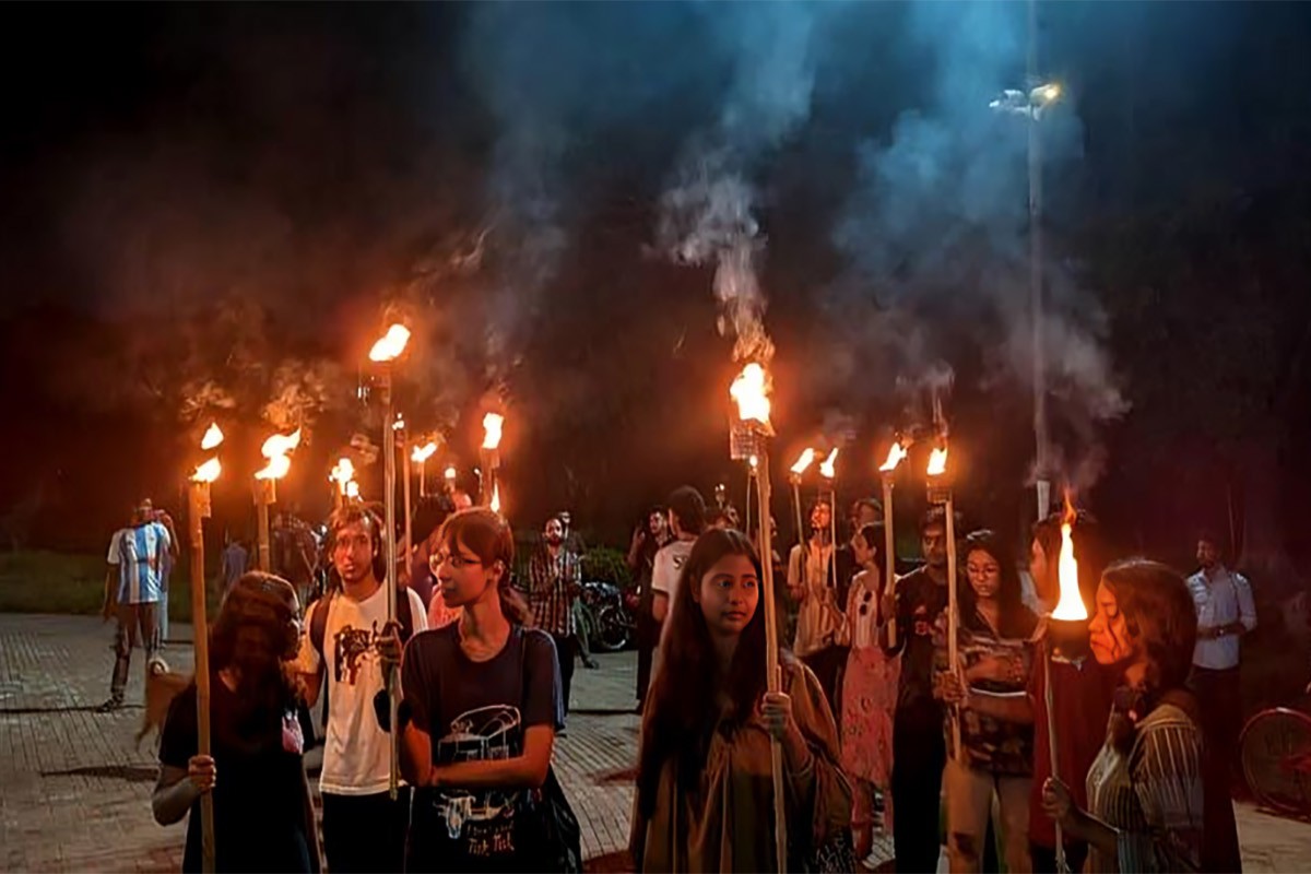মাইলস্টোন দুর্ঘটনাকে ‘হত্যাকাণ্ড’ আখ্যা দিয়ে জাবিতে মশাল মিছিল