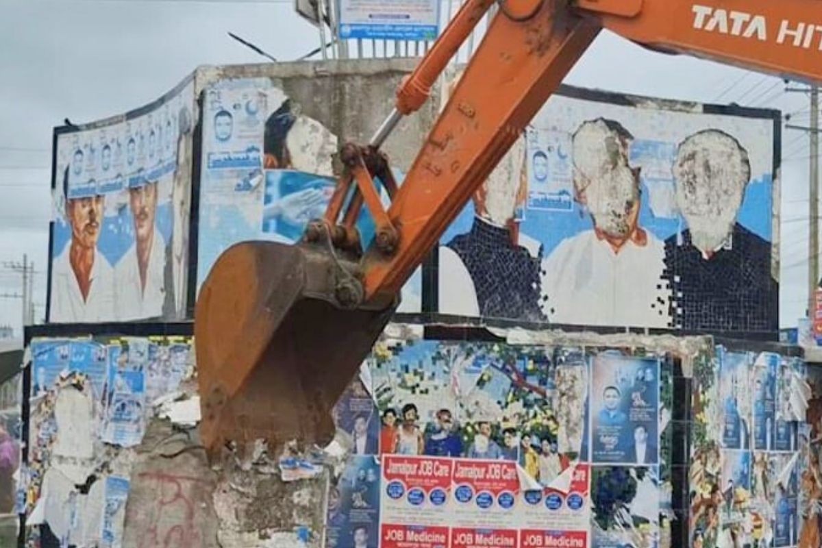 জামালপুরের বিজয় চত্বর ভাঙা শুরু