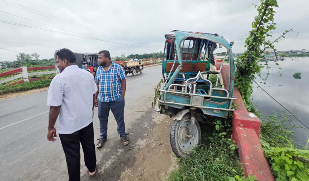 টঙ্গীতে বাসের ধাক্কায় অটোরিকশাচালক নিহত, আহত ৩ 4 টঙ্গীতে বাসের ধাক্কায় অটোরিকশাচালক নিহত আহত ৩ 1753529466 টঙ্গীতে বাসের ধাক্কায় অটোরিকশাচালক নিহত, আহত ৩