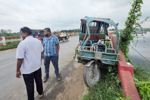 টঙ্গীতে বাসের ধাক্কায় অটোরিকশাচালক নিহত, আহত ৩