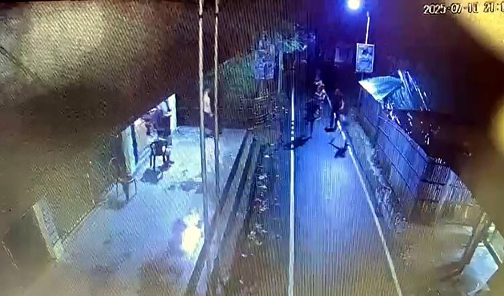 টেকনাফে মধ্যরাতে গুলি 1752481252 মধ্যরাতে বসতবাড়িতে শতাধিক গুলিবর্ষণ, গ্রামবাসীর মধ্যে চরম আতঙ্ক