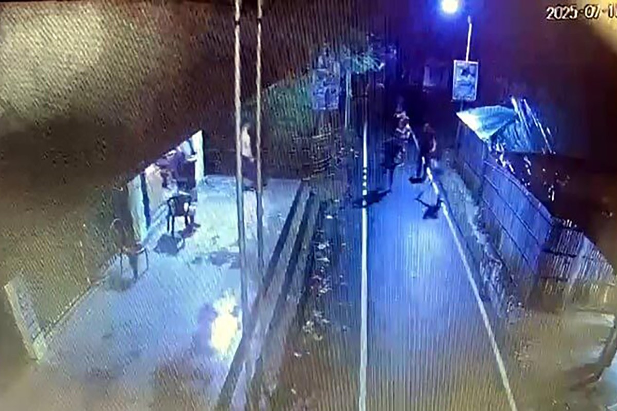 মধ্যরাতে বসতবাড়িতে শতাধিক গুলিবর্ষণ, গ্রামবাসীর মধ্যে চরম আতঙ্ক