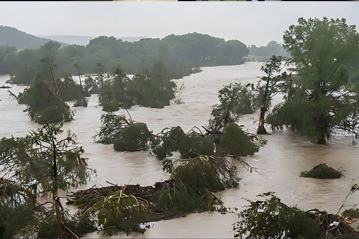 যুক্তরাষ্ট্রের টেক্সাসে ভয়াবহ বন্যায় ২৪ জনের মৃত্যু