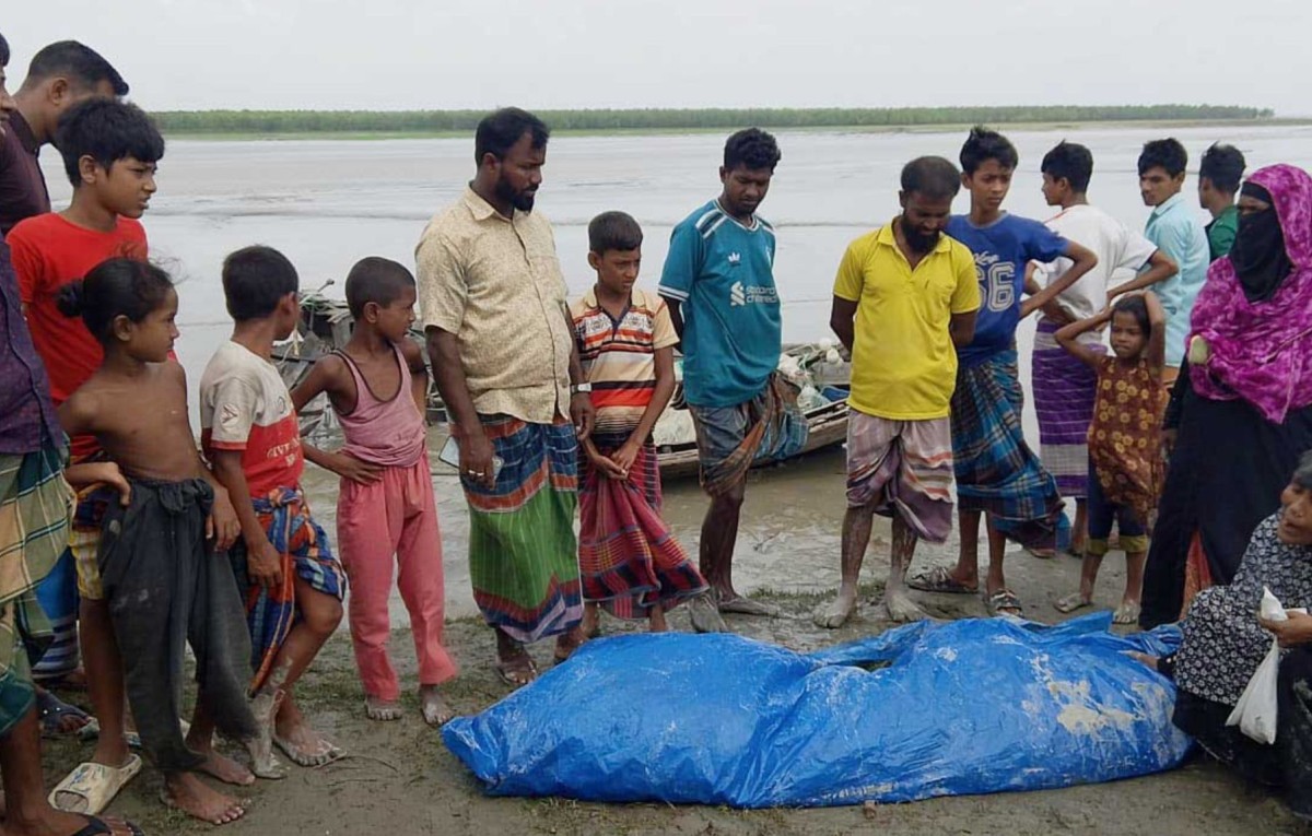 বাল্কহেডের ধাক্কায় ট্রলারডুবিতে নিখোঁজ জেলের লাশ উদ্ধার, খোঁজ মেলেনি ১ জনের