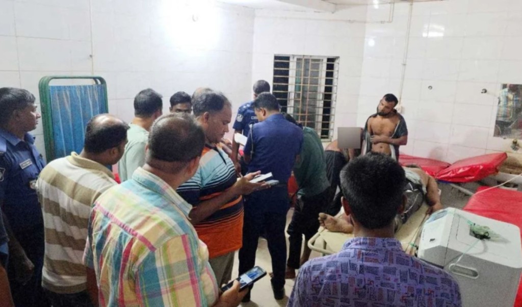 কারখানায় ঢুকে ডাকাতি, ৬ জনকে পিটিয়ে পুলিশে সোপর্দ 4 ডাকাতদল আটক 1753774054 কারখানায় ঢুকে ডাকাতি, ৬ জনকে পিটিয়ে পুলিশে সোপর্দ