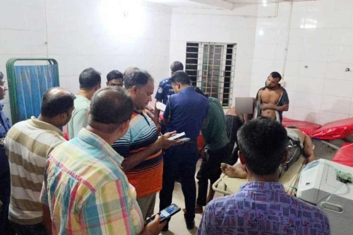 কারখানায় ঢুকে ডাকাতি, ৬ জনকে পিটিয়ে পুলিশে সোপর্দ