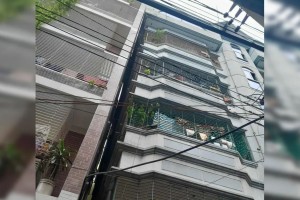 ডেমরায় হেলে পড়েছে ৬ তলা ভবন