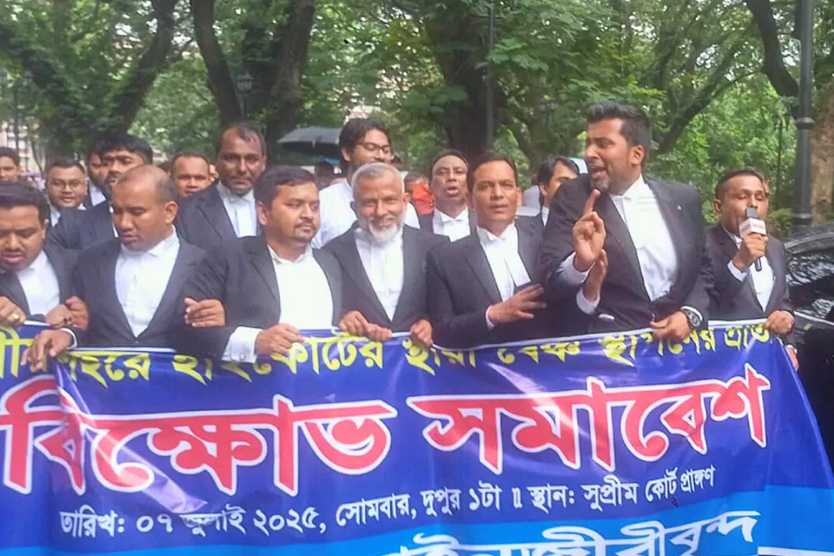 ঢাকার বাইরে হাইকোর্ট বেঞ্চ স্থাপনের সিদ্ধান্ত; প্রতিবাদে সুপ্রিম কোর্টে বিক্ষোভ