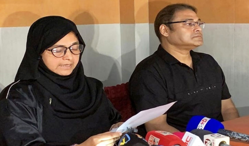 তল্লাশির নাটক সাজিয়ে মব সৃষ্টি, চালানো হয় লুটপাট 4 তল্লাশির নাটক সাজিয়ে মব সৃষ্টি চালানো হয় লুটপাট 1751711945 তল্লাশির নাটক সাজিয়ে মব সৃষ্টি, চালানো হয় লুটপাট
