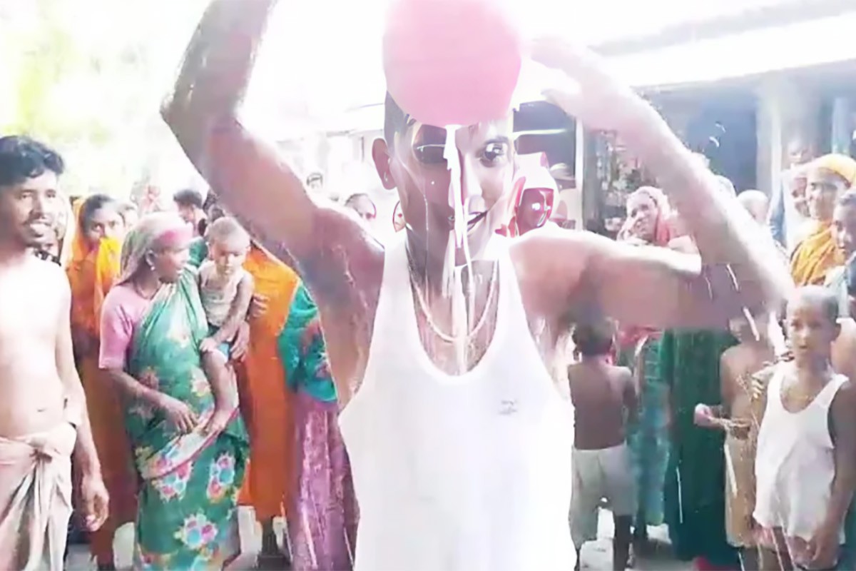 তালাকের পর ২৫ কেজি দুধ দিয়ে গোসল করলো যুবক