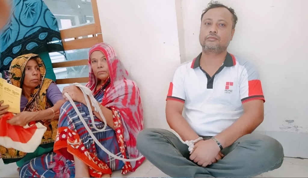তিন কোটির বেশি টাকা আত্মসাতের ঘটনায় এনজিও মালিককে বেঁধে রাখলেন গ্রাহকরা 1751957346 তিন কোটির বেশি টাকা আত্মসাতের ঘটনায় এনজিও মালিককে বেঁধে রাখলেন গ্রাহকরা