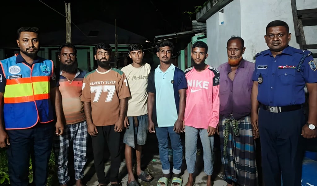 তীব্র টেউয়ের তোড়ে মেঘনায় ডুবে গেল ৭ বাল্কহেড ১৩ জনকে উদ্ধার 1753503018 তীব্র টেউয়ের তোড়ে মেঘনায় ডুবে গেল ৭ বাল্কহেড, ১৩ জনকে উদ্ধার