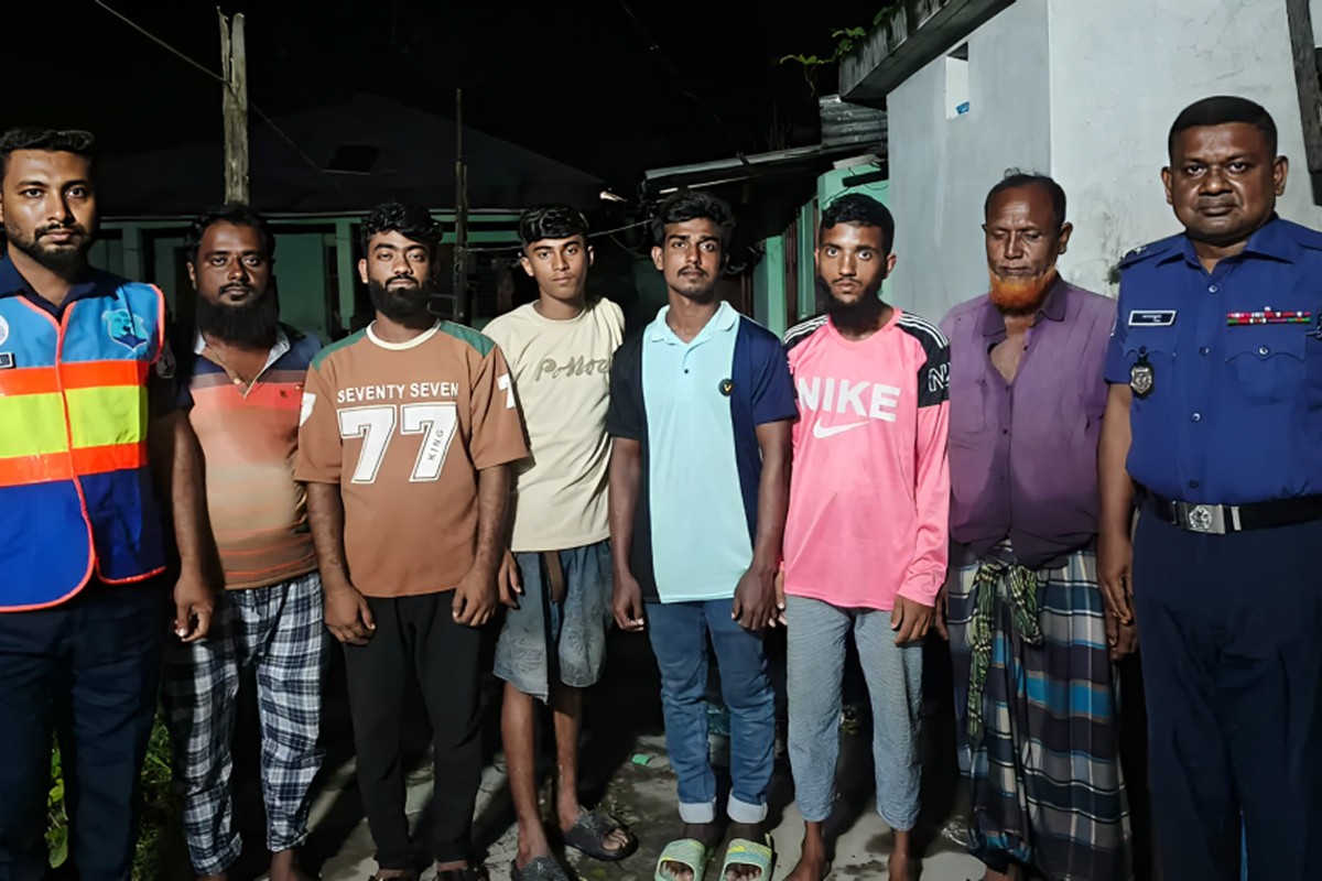 তীব্র টেউয়ের তোড়ে মেঘনায় ডুবে গেল ৭ বাল্কহেড, ১৩ জনকে উদ্ধার