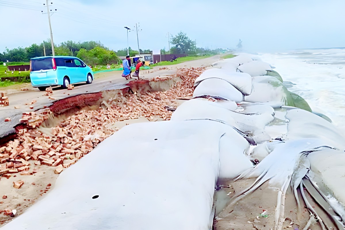 তীব্র ভাঙনের কবলে মেরিন ড্রাইভের তিন কিমি সড়ক, ঝুঁকিতে সেন্টমার্টিন