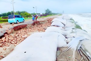 তীব্র ভাঙনের কবলে মেরিন ড্রাইভের তিন কিমি সড়ক, ঝুঁকিতে সেন্টমার্টিন