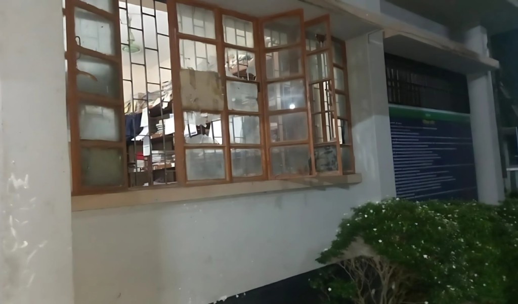 থানা ঘেরাও করে দুই আসামি ছিনিয়ে নিলো বিএনপির নেতারা, ৮ পুলিশ আহত 11 থানা ঘেরাও করে আসামি ছিনিয়ে নিয়েছে বিএনপির নেতারা ৮ পুলিশ আহত 1751532124 থানা ঘেরাও করে দুই আসামি ছিনিয়ে নিলো বিএনপির নেতারা, ৮ পুলিশ আহত