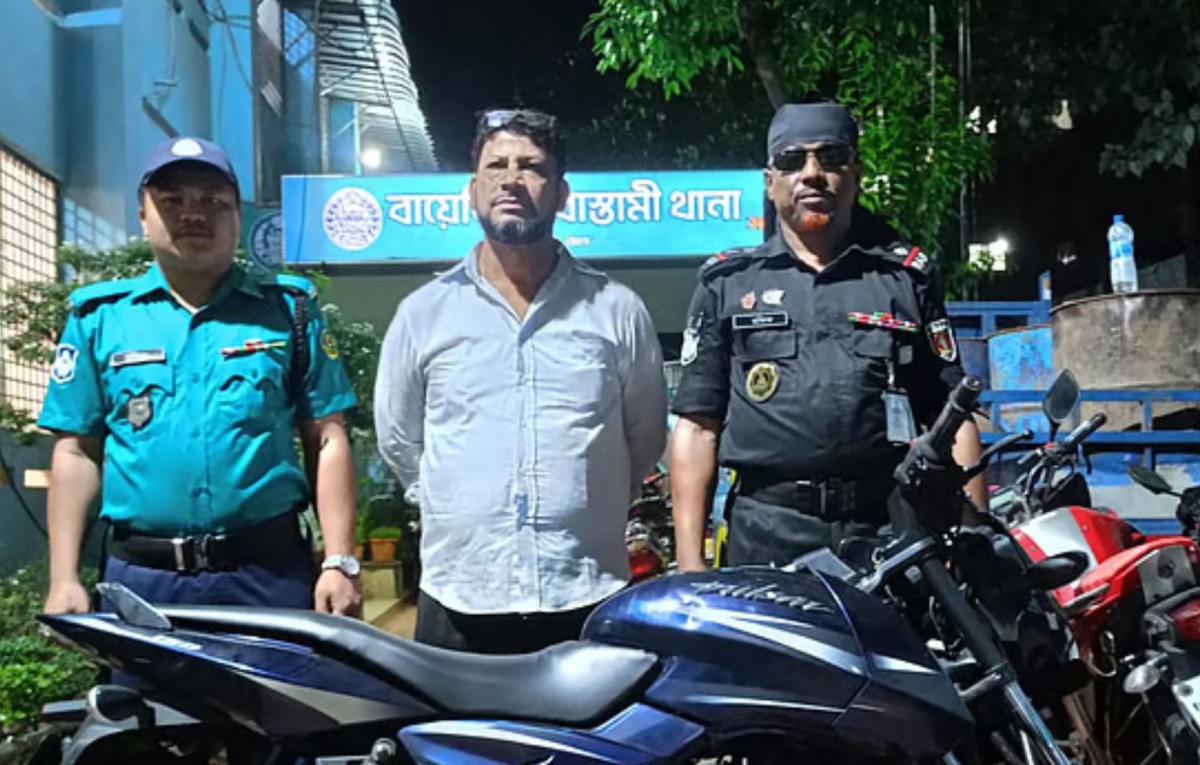 থানা থেকে পুলিশের মোটরসাইকেল চুরিতে জড়িত বাবা-ছেলে চক্র