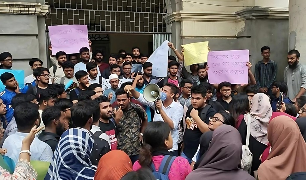 দুই শিক্ষক ও তিন শিক্ষার্থীর ওপর ছাত্রদলের হামলার প্রতিবাদে জবিতে বিক্ষোভ 1752393354 দুই শিক্ষক ও তিন শিক্ষার্থীর ওপর ছাত্রদলের হামলার প্রতিবাদে জবিতে বিক্ষোভ