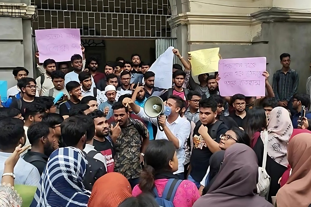 দুই শিক্ষক ও তিন শিক্ষার্থীর ওপর ছাত্রদলের হামলার প্রতিবাদে জবিতে বিক্ষোভ