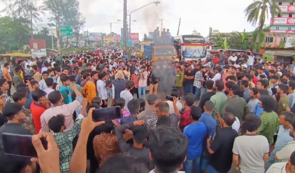 দুপুর থেকে ঢাকা-বরিশাল মহাসড়ক অবরোধ, তীব্র যানজট 3 দুপুর থেকে ঢাকা বরিশাল মহাসড়ক অবরোধ তীব্র যানজট 1753194572 দুপুর থেকে ঢাকা-বরিশাল মহাসড়ক অবরোধ, তীব্র যানজট